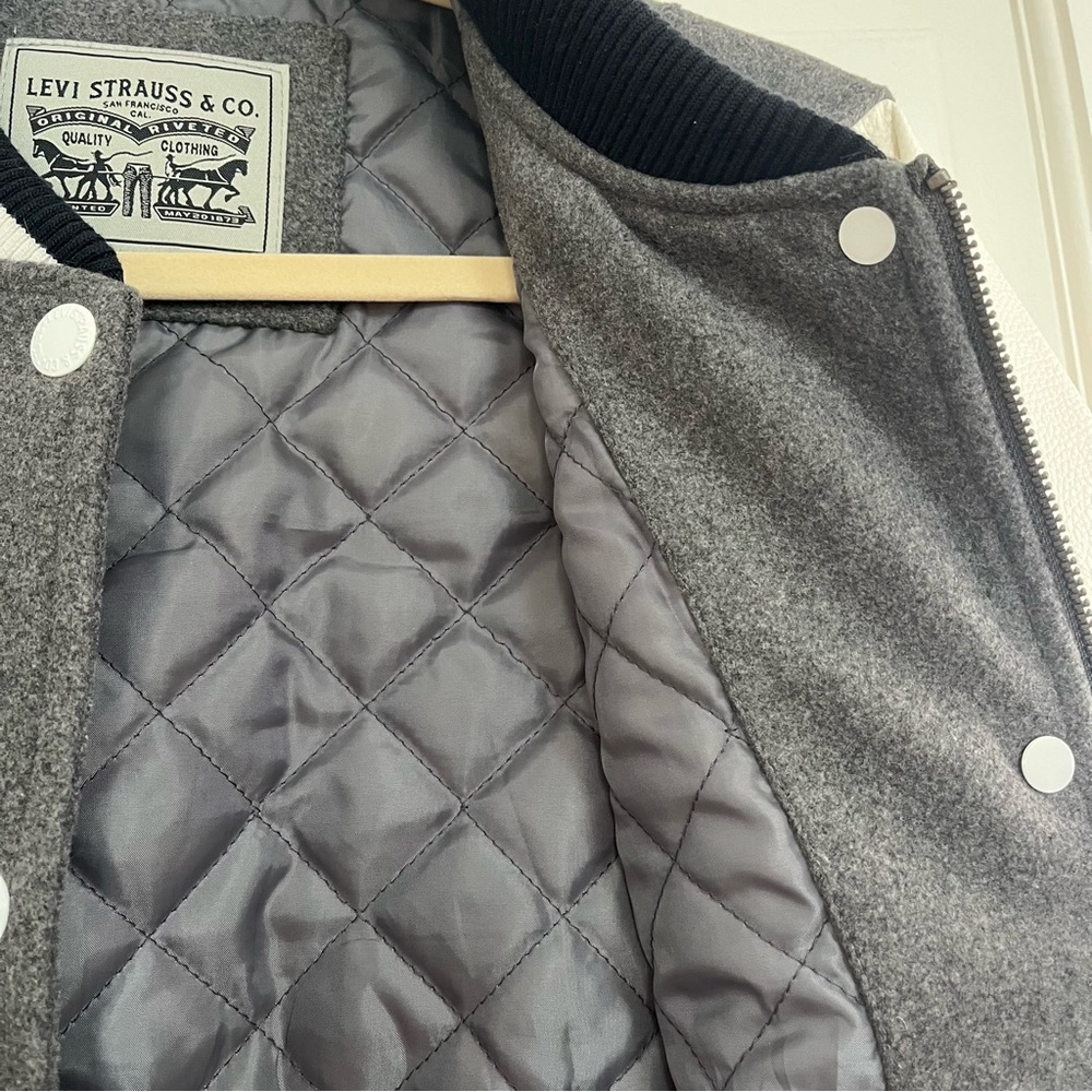 LIKE NEW Levi’s Leather Varsity Bomber Jacket - Picture 7 of 8